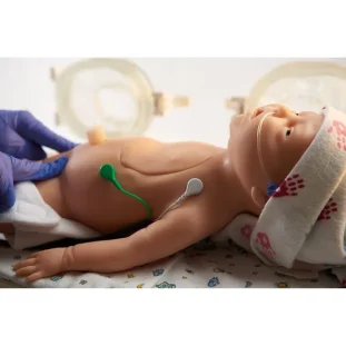 Resuscitačný simulátor novorodenca C.H.A.R.L.I.E. s interaktivným EKG simulátorom